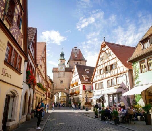 Las 10 mejores ciudades para vivir en Alemania Calles empedradas de Rothenburg ob der Tauber, Alemania. Un encantador pueblo medieval con arquitectura tradicional