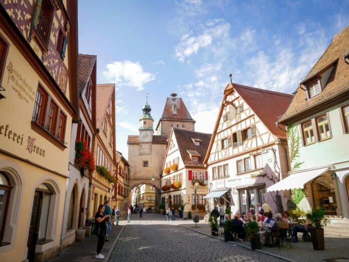 Calles empedradas de Rothenburg ob der Tauber, Alemania. Un encantador pueblo medieval con arquitectura tradicional