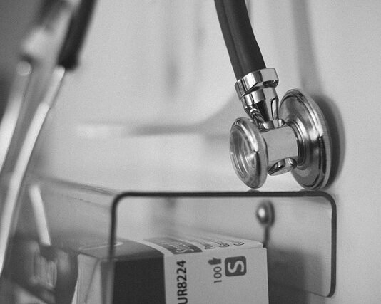 ¿ Cómo funciona el sistema sanitario alemán? estetoscopio e insumo del sistema sanitario aleman