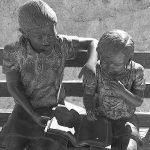 Escultura Niños estudiando