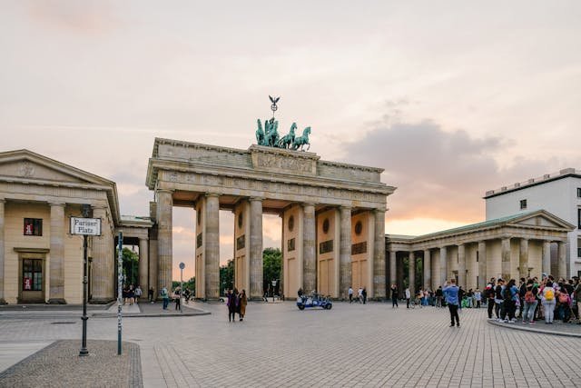 El Brandenburger Tor Brandenburg Gate, la antigua puerta de entrada a Berlín, uno de los mejores sitios historicos para vivir en Alemania