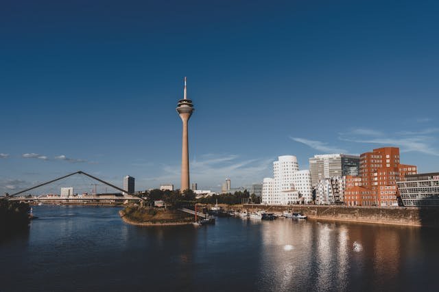 Horizonte urbano de Düsseldorf con vista al Rhein Tower