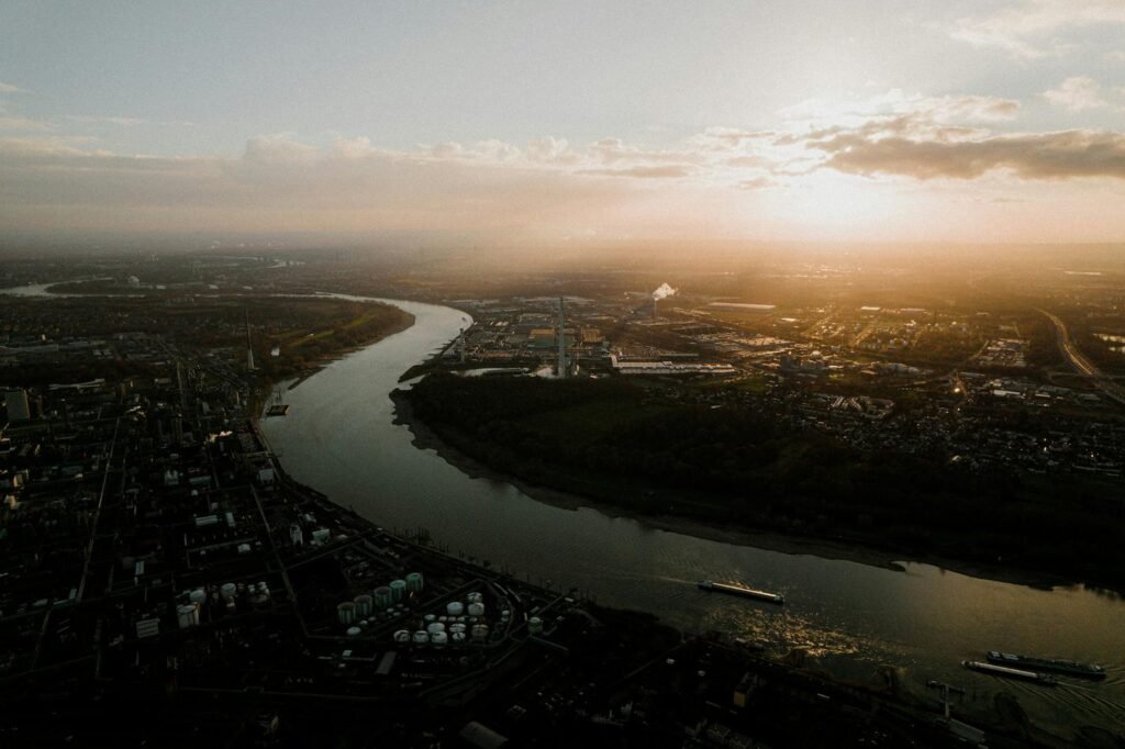 Vista panorámica de Leverkusen y el río Rin al atardecer