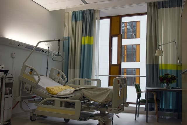 Habitación de hospital público sin fines de lucro que forma parte del sistema sanitario en Alemania 