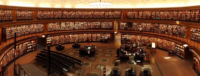 Biblioteca llena de libros para apoyar estudios superiores como la ingenieria en sistemas
