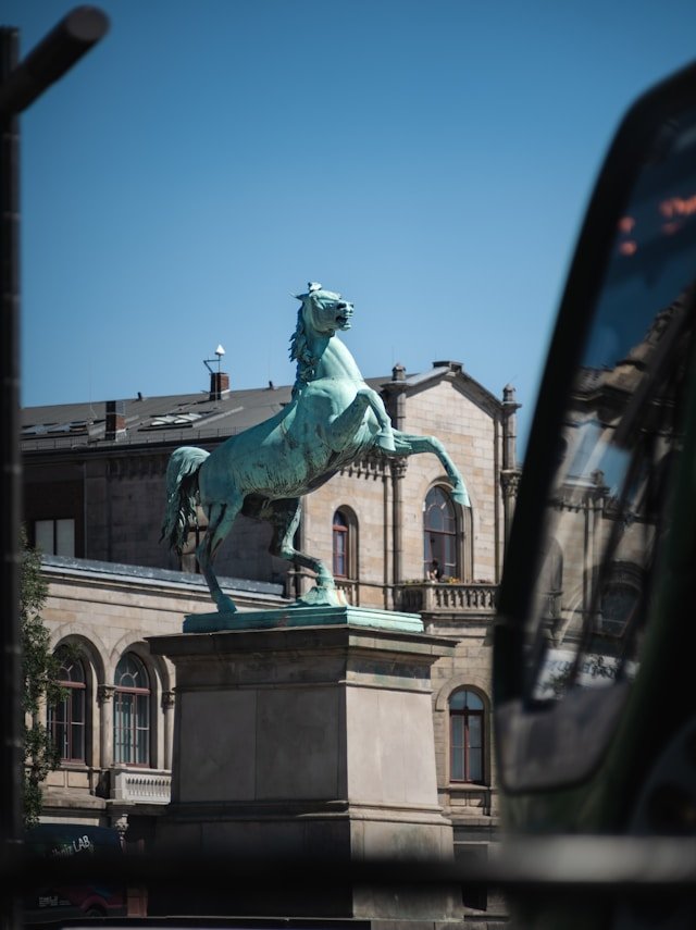 Estatua central de Universidad de Hannover. Inscribirse para estudiar en Alemania está a un click de distancia